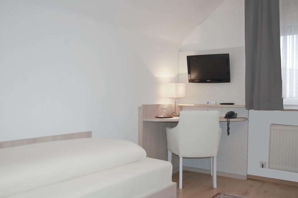 Airport Zeltinger Hof Hotell Kelsterbach Rum bild